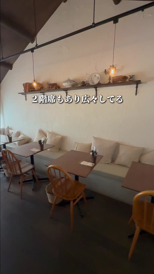 木のテーブルが並ぶ2階席