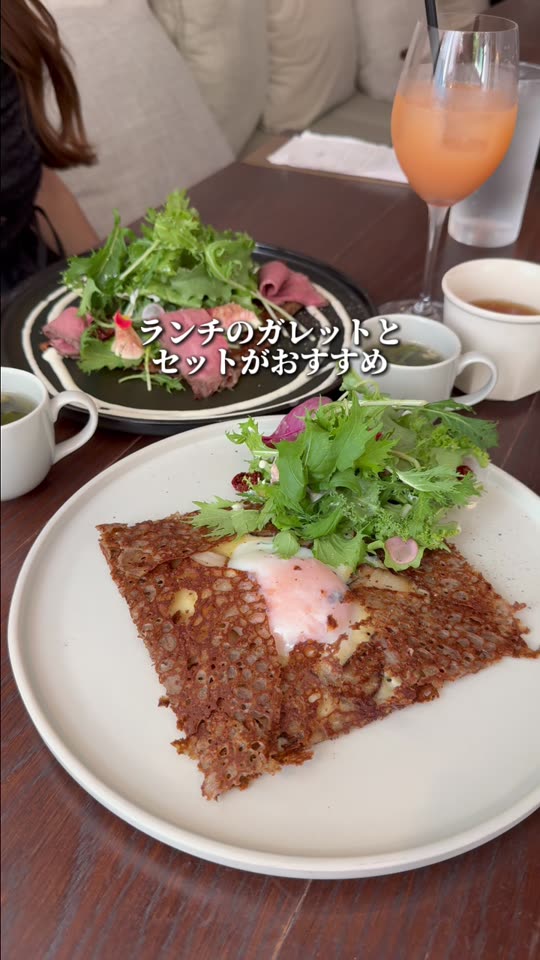 葉野菜とお肉がのったガレット
