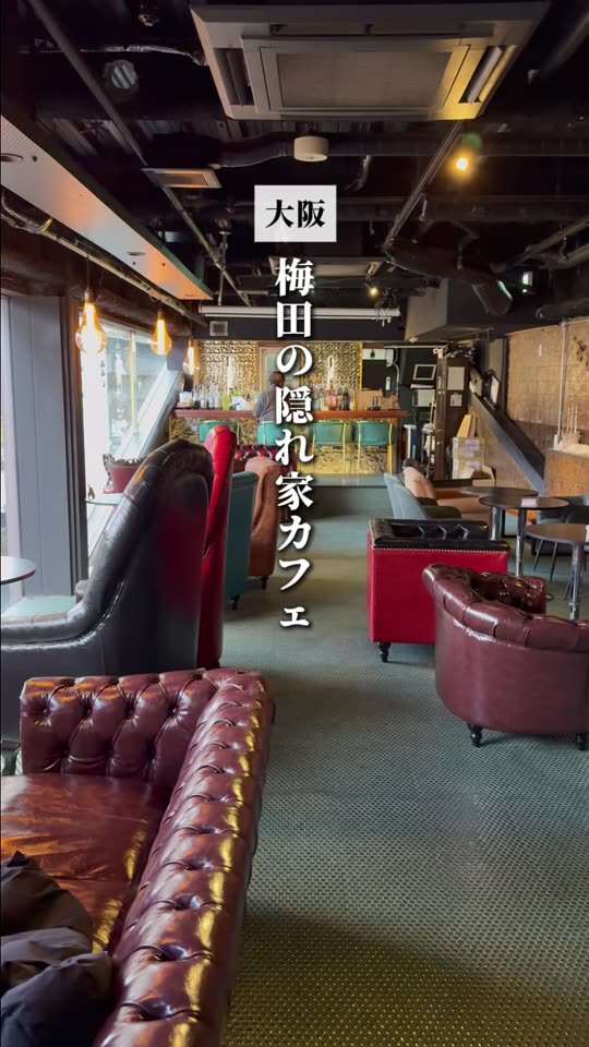 赤いソファが並ぶ店内