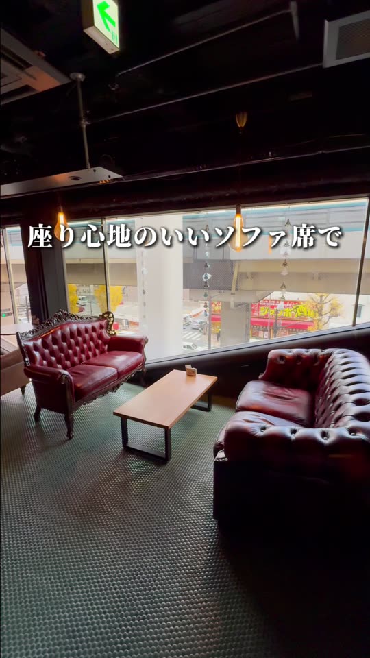 赤いソファの席