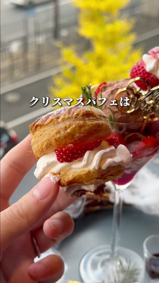 パフェにチョコソースをかける様子