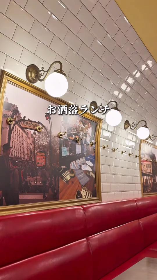 赤いソファの店内