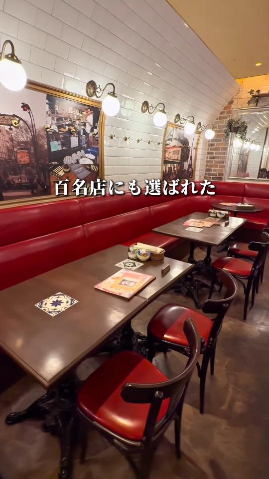 赤いソファの席
