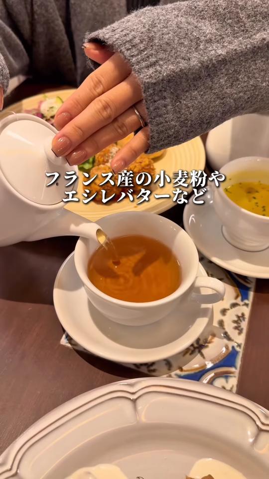 紅茶を注ぐ