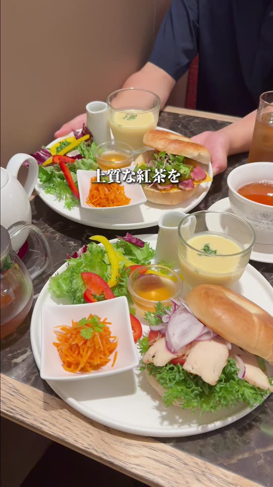 サラダとサンドのプレートと紅茶