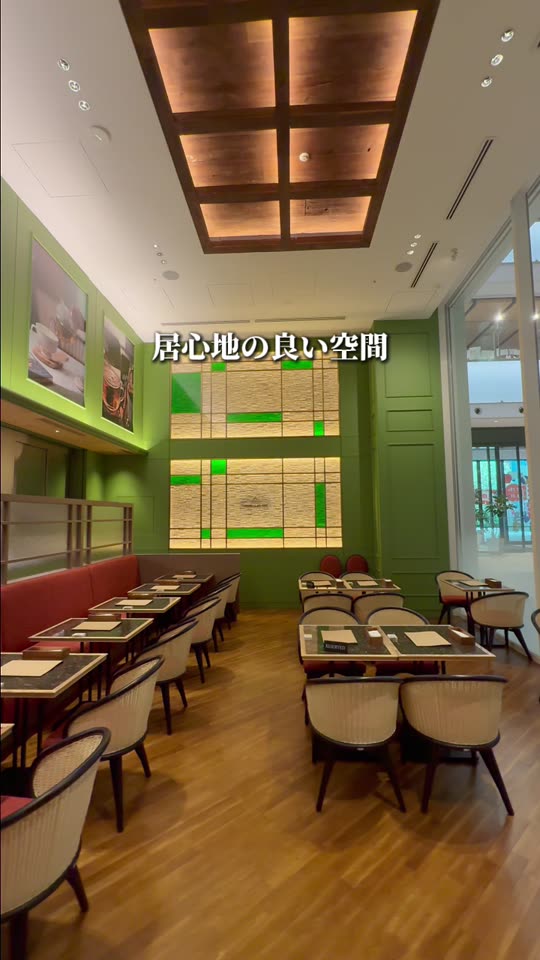 赤いソファと緑の壁の店内