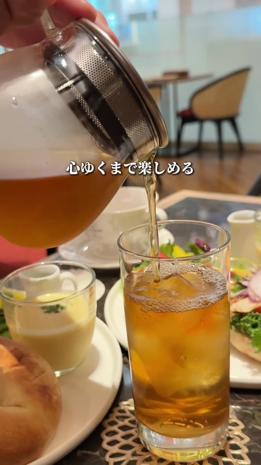 ポットからアイスティーを注ぐ様子