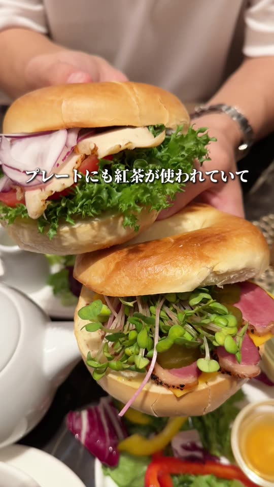 サンドイッチを手に持った様子