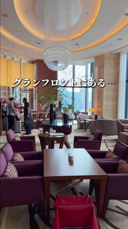 天井が高く広々としたホテルラウンジ