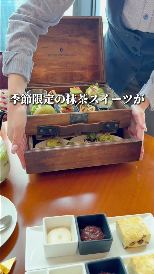 木の箱の中に並んだスイーツ