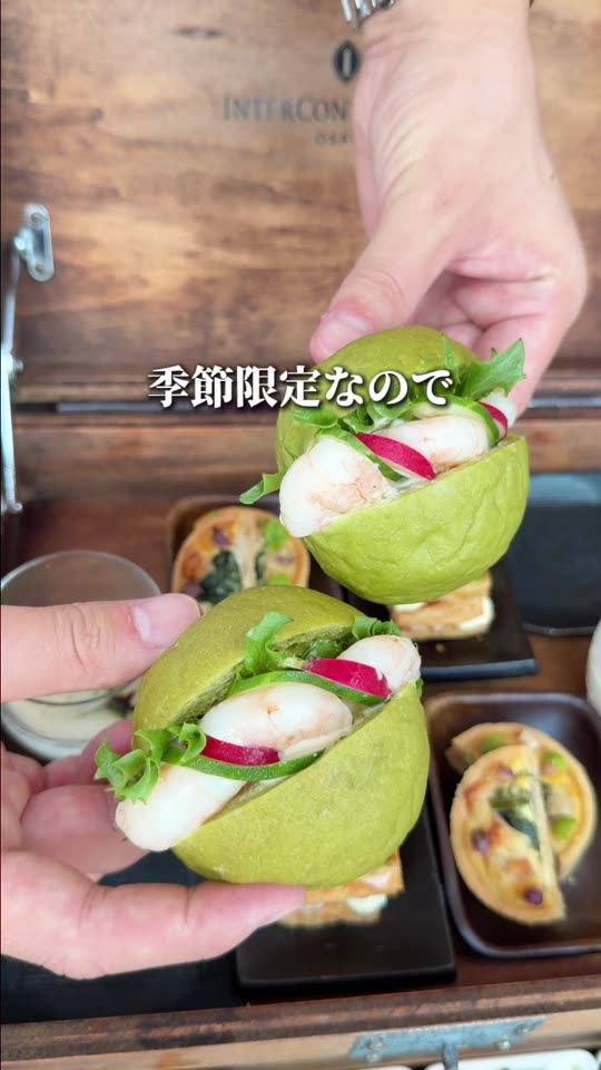 抹茶色のスイーツを手に取った様子