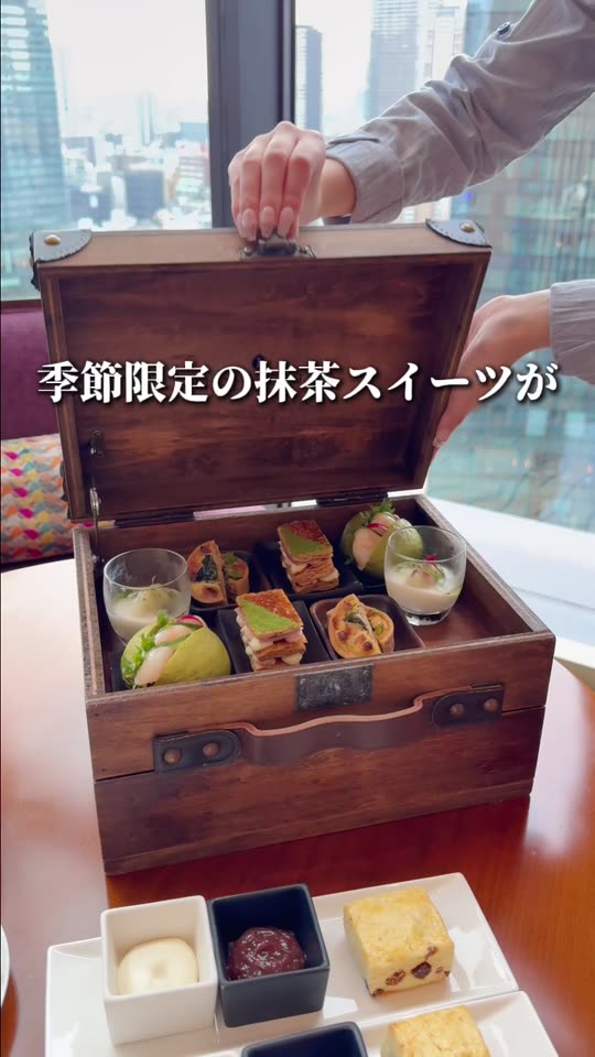 木の箱のふたを開ける様子