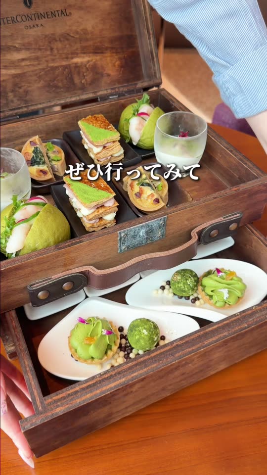 箱の中に並ぶスイーツとセイボリー