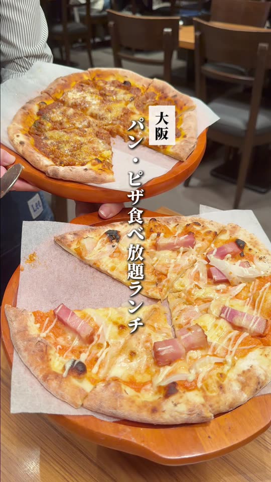 ピザが並ぶ皿