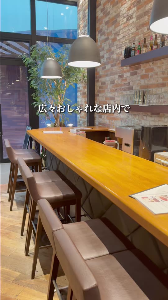カウンターとテーブル席の店内