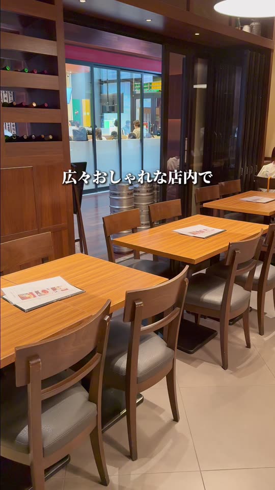 テーブル席が並ぶ店内