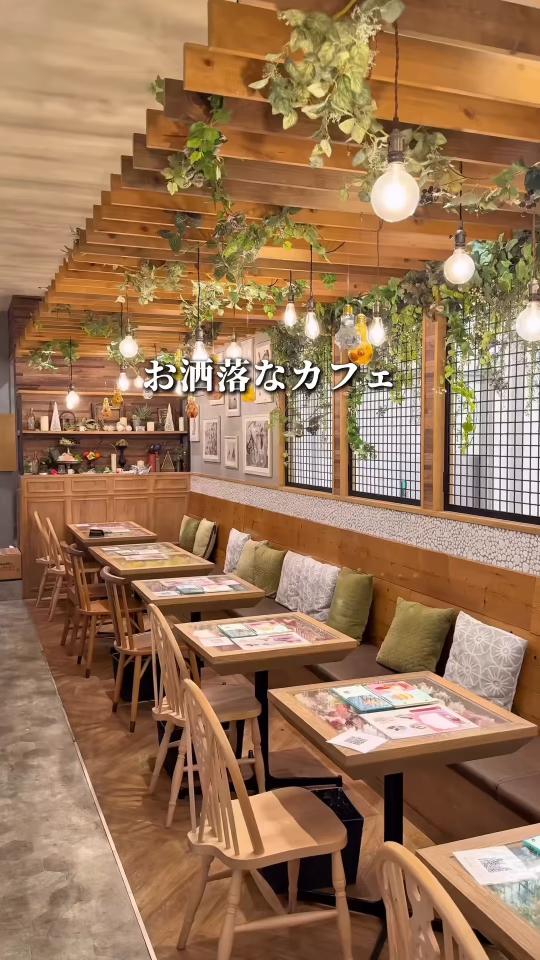 花が吊るされた店内