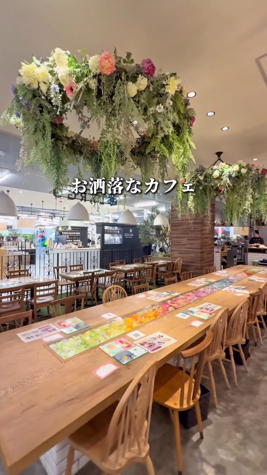 花で飾られたテーブル