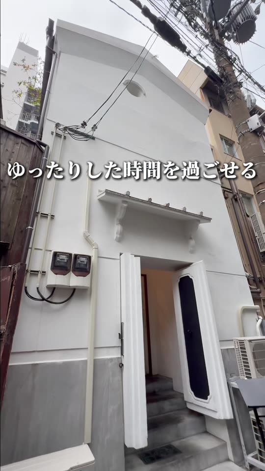 白い蔵の入口