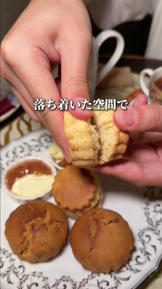スコーンを割る様子