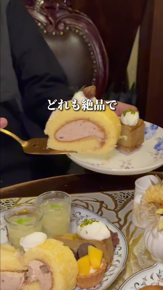 ロールケーキを取り分ける様子
