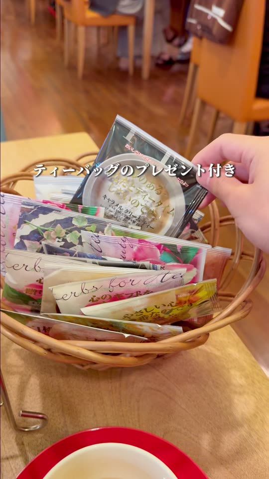スコーンにジャムをのせる様子