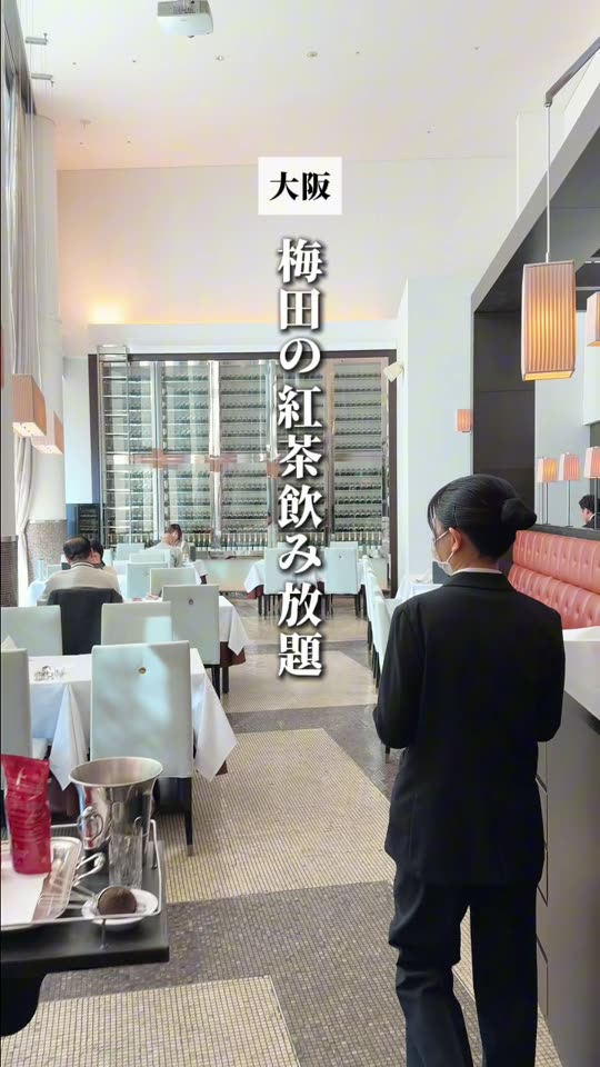 白いテーブルクロスが並ぶレストラン