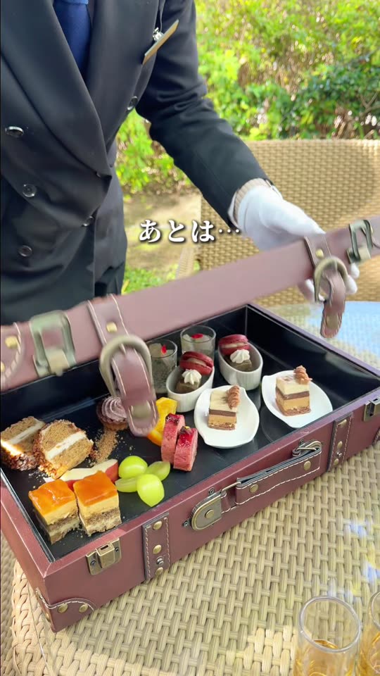 トランクの中に並んだスイーツ