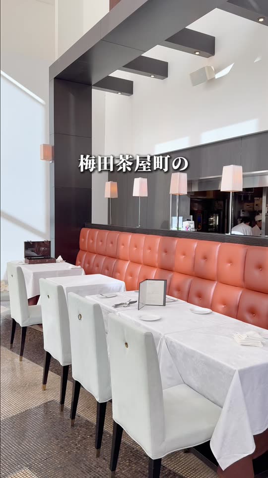 白と赤で統一された店内