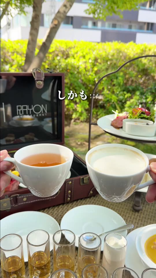 スコーンにジャムをのせる様子