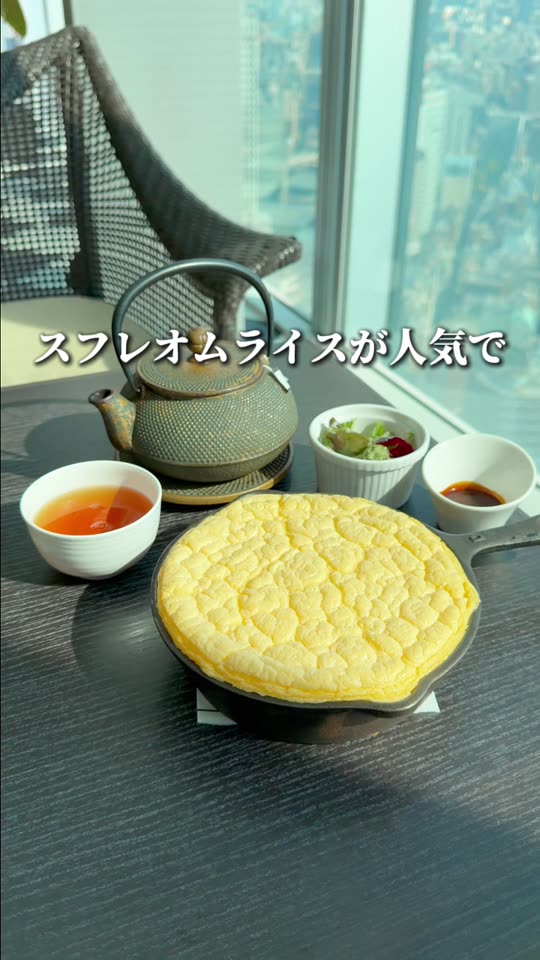 ふわふわに焼き上げたスフレ風のオムライス