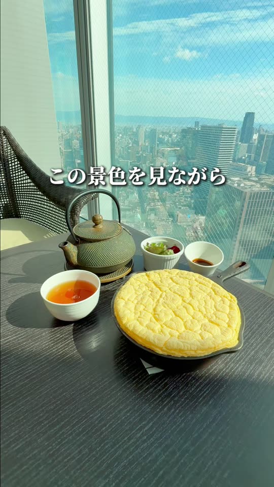 鉄瓶から紅茶を注ぐ様子
