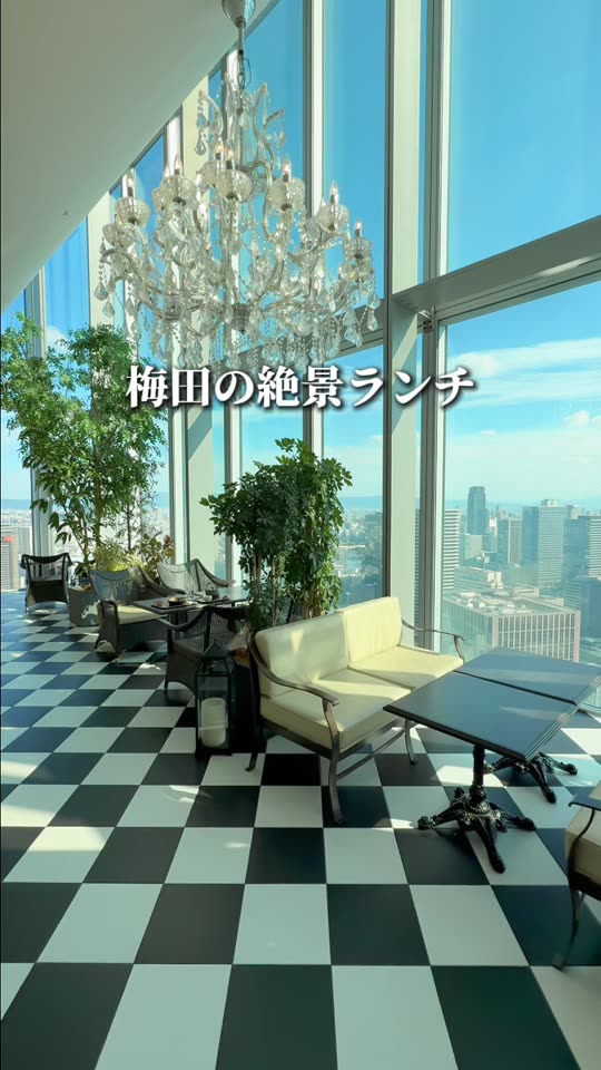 シャンデリアと窓際のソファ席
