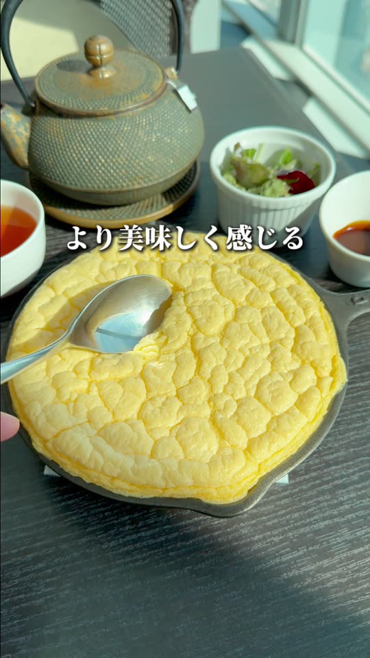 ふわふわの卵料理をスプーンですくう様子