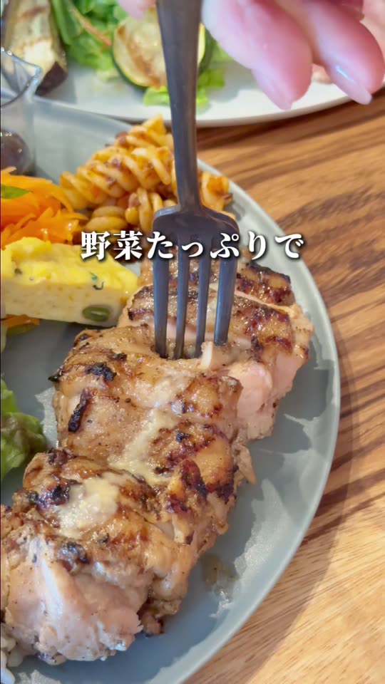 グリルしたお肉と野菜のプレート