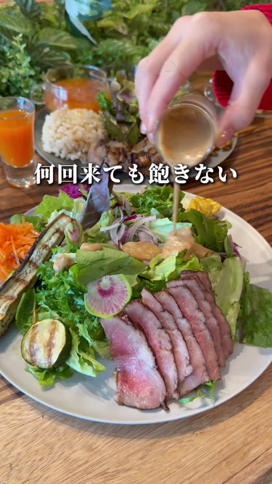 サラダにドレッシングをかける様子