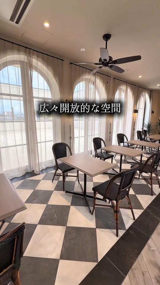 アーチ窓と白黒の床の店内