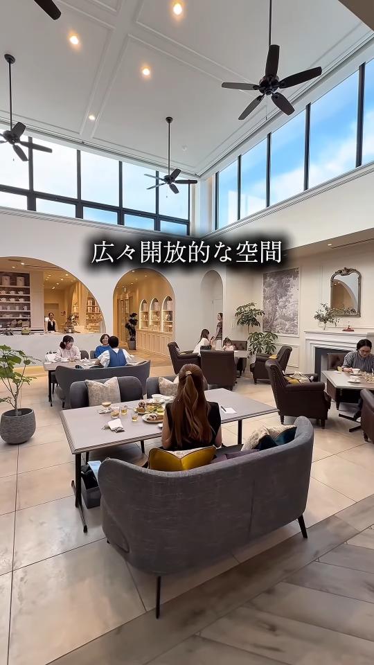 高い天井とソファ席の店内