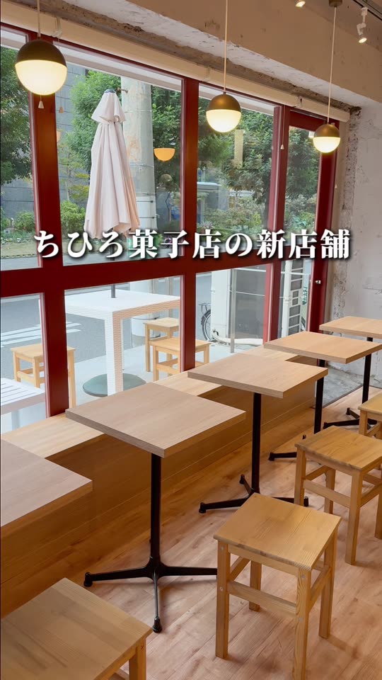 木の椅子が並ぶイートイン席