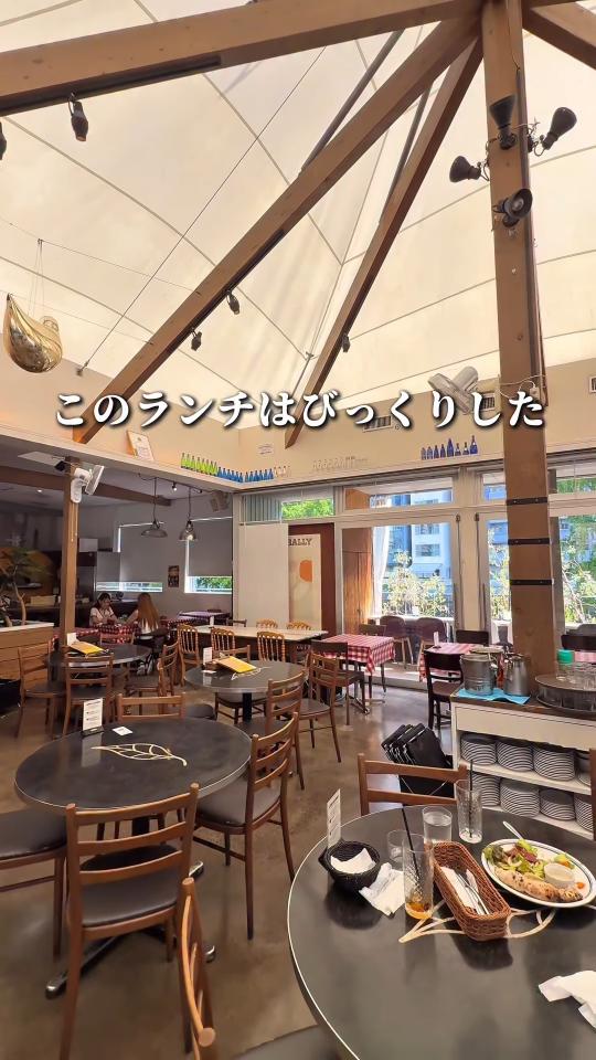 テント屋根のような店内