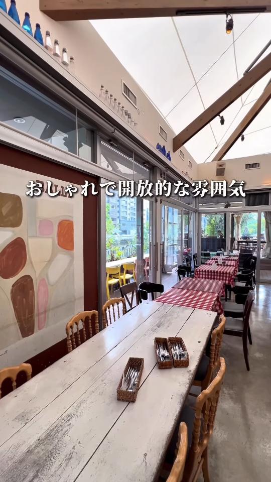 梁の見える開放的な店内