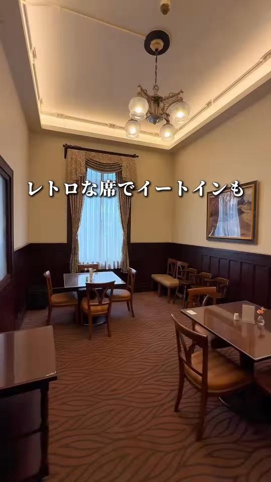 シャンデリアのある木の内装の席