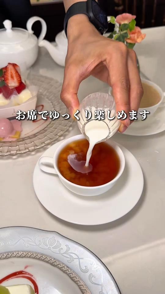 紅茶にミルクを注ぐ