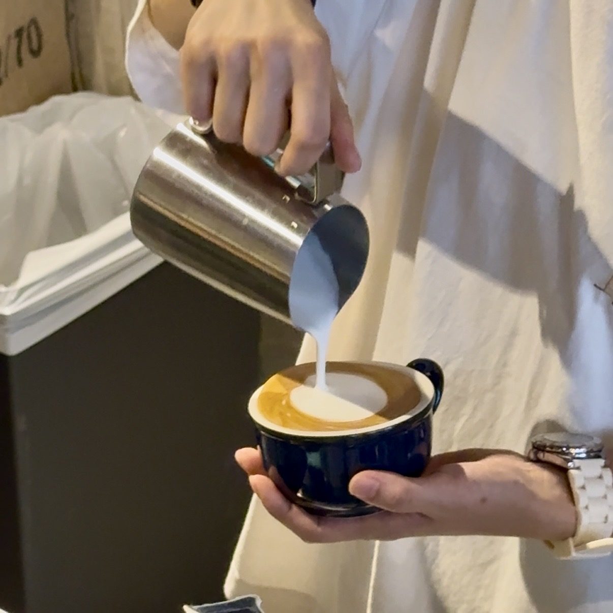 注ぐ高さも、スピードも、少し違うだけで形が変わります。