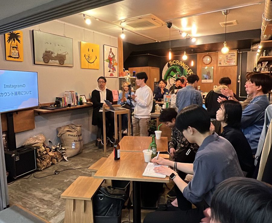 カフェでのSNS勉強会の様子